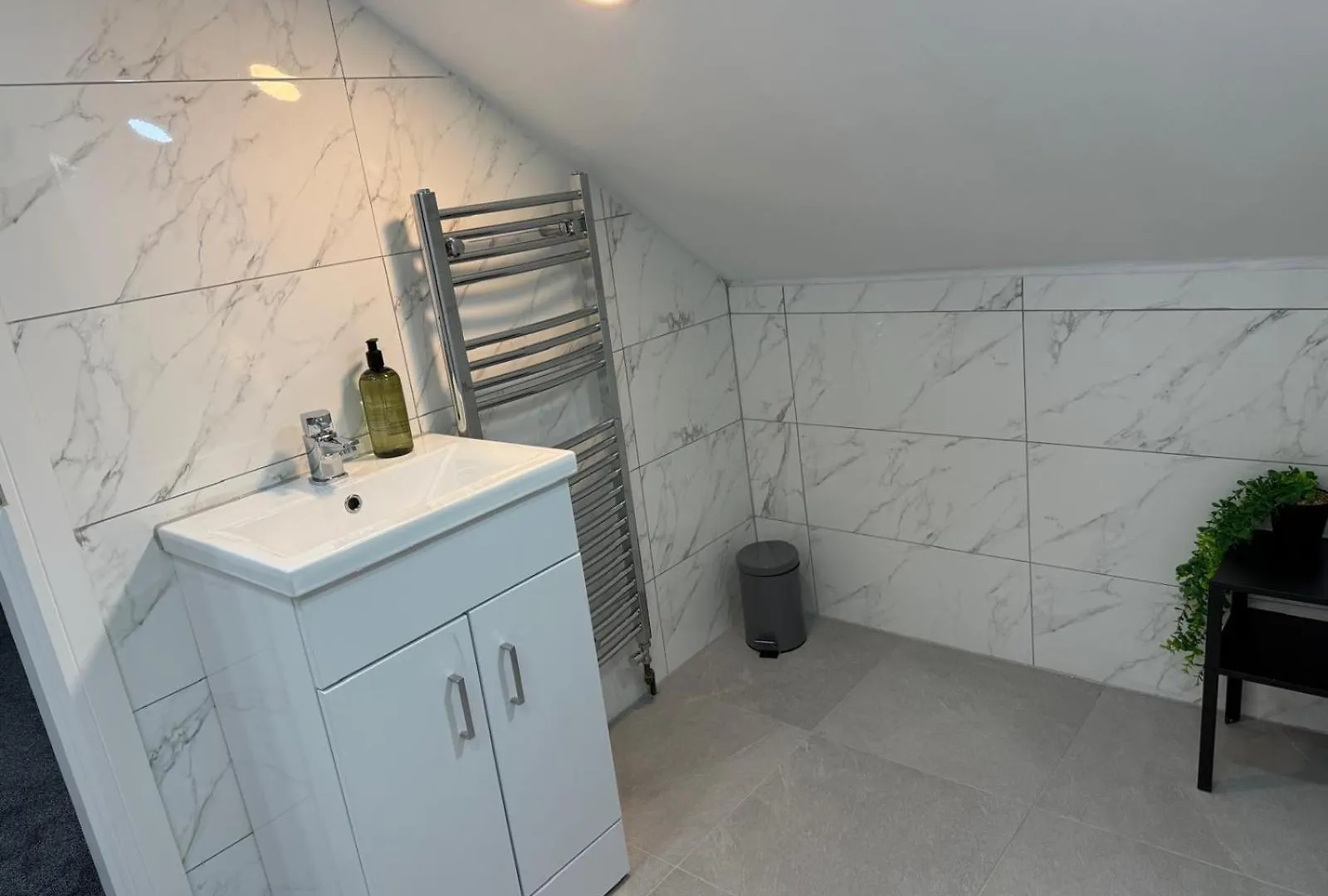 Spacious 4 Bed 4 Bath Stay With Free Parking Brightside