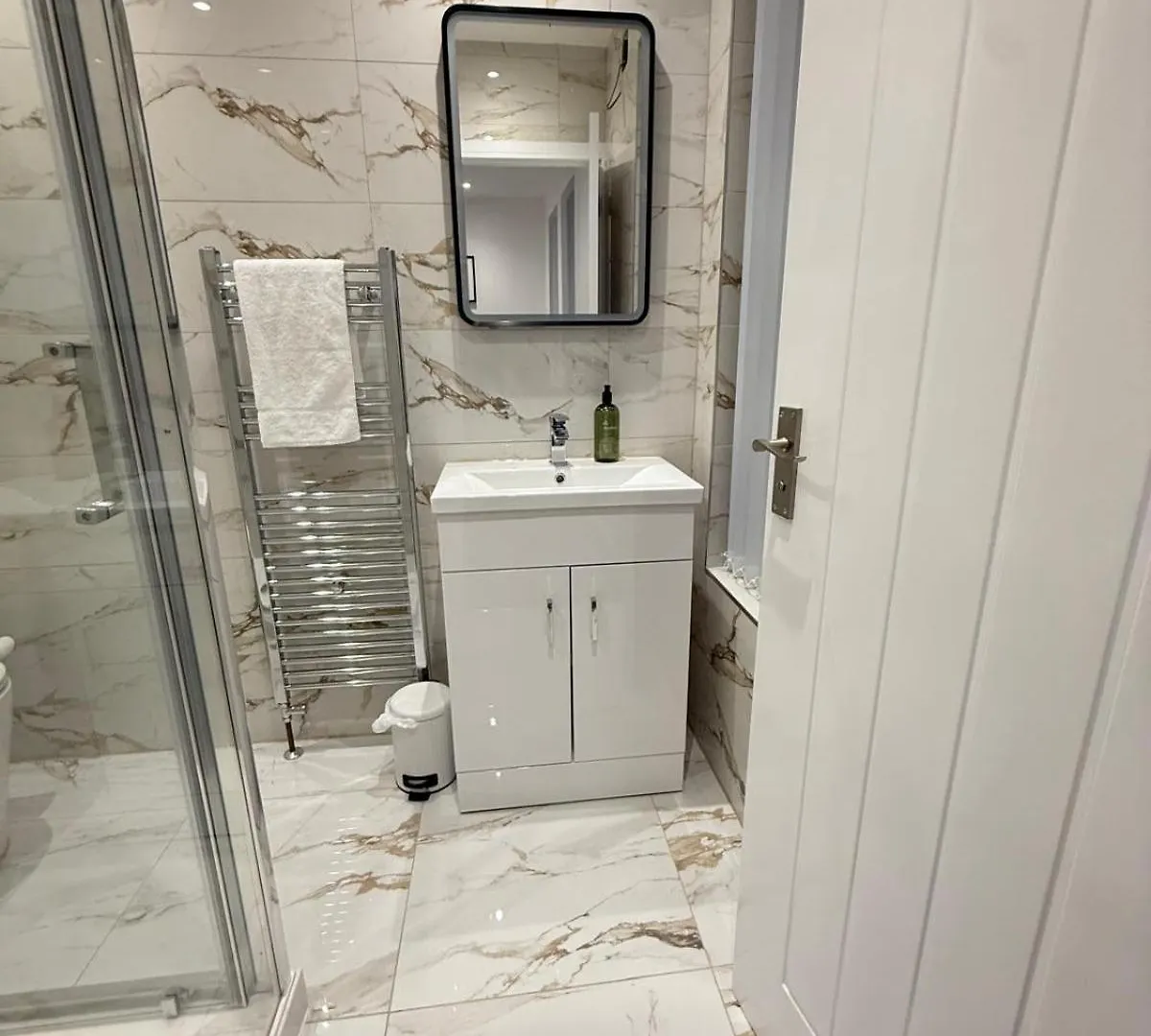 Spacious 4 Bed 4 Bath Stay With Free Parking Brightside