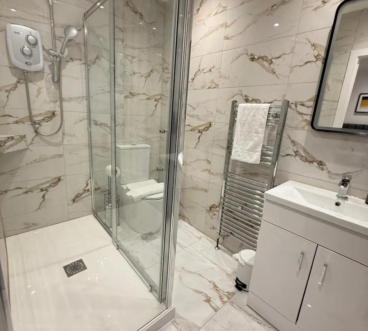 Spacious 4 Bed 4 Bath Stay With Free Parking Brightside Lejlighed